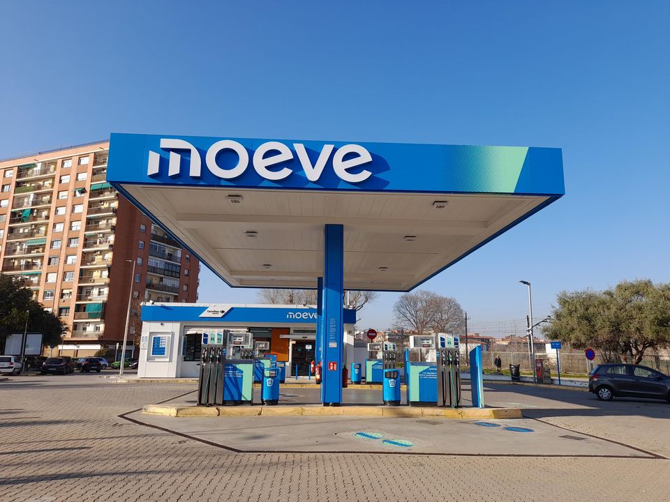 Estacion de servicio Moeve, antes Cepsa — Exterior