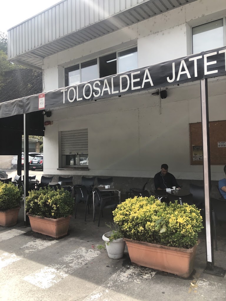 Area de Servicio de Tolosa — Exterior