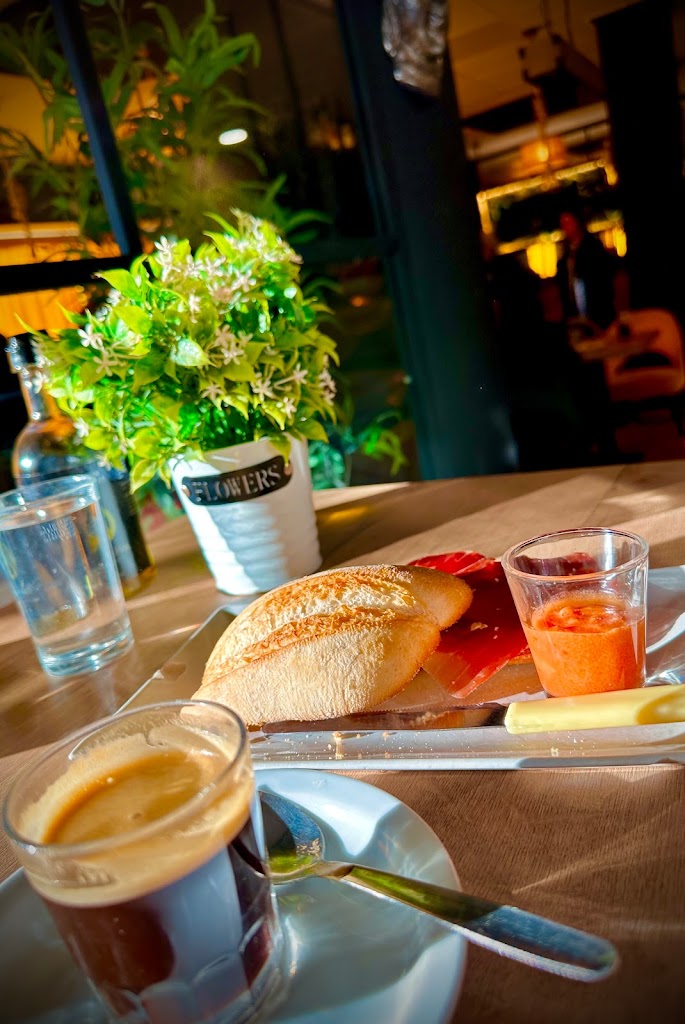 Shayka Cafe — Comida y bebida