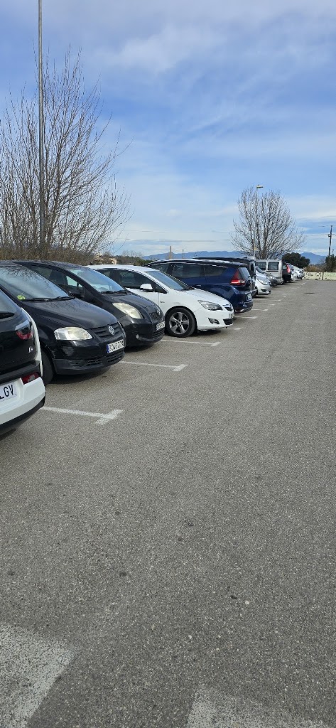 Aparcament public gratuit — Estacionamiento