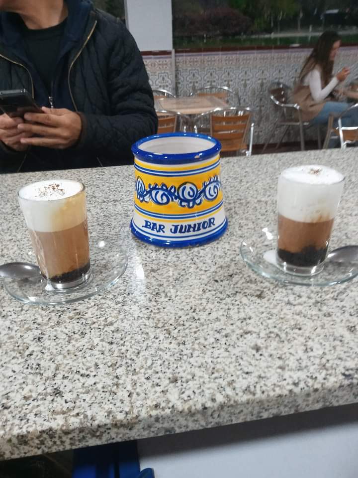 Cerveceria Junior — Comida y bebida