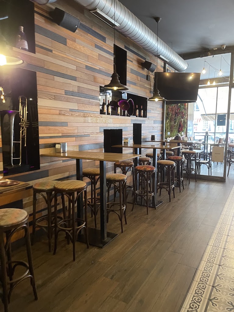 Zoom Zoom Cafe — Ambiente