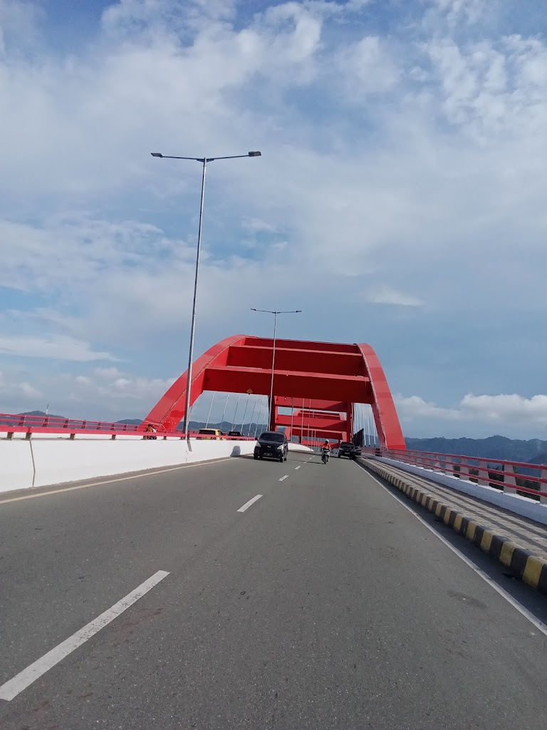 Jembatan merah, holtekam