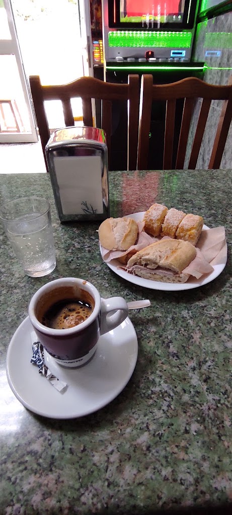 Bar Cafeteria La Palmera - Loterias — Comida y bebida