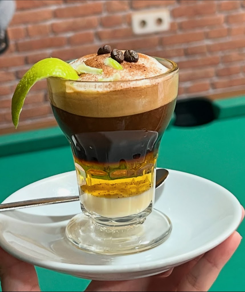 Cee Jay's Cafe-Bar — Comida y bebida