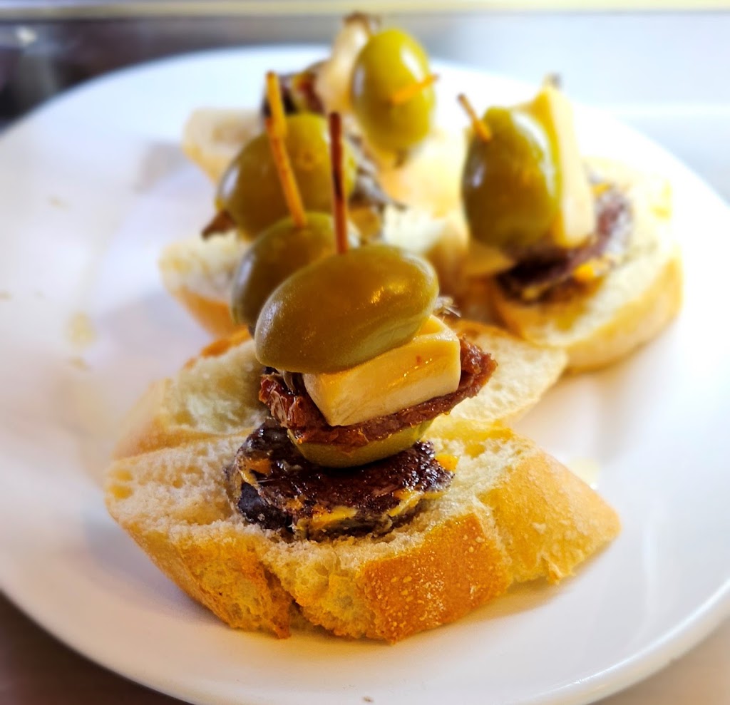 La Bodega San Pedro Alcantara — Comida y bebida