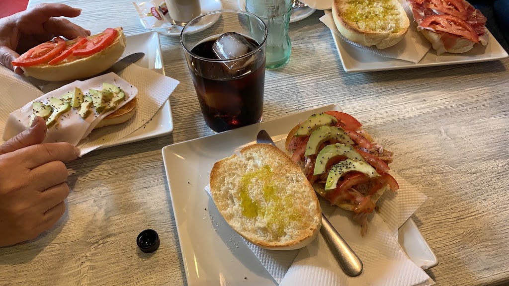 Bar El Encuentro — Comida y bebida