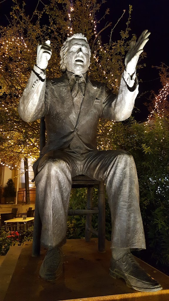 Monumento homenaje a "Fosforito"