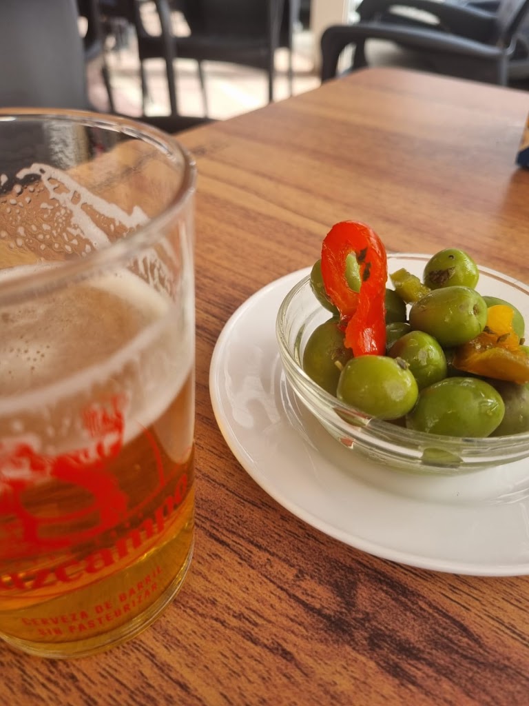BAR J&R — Comida y bebida