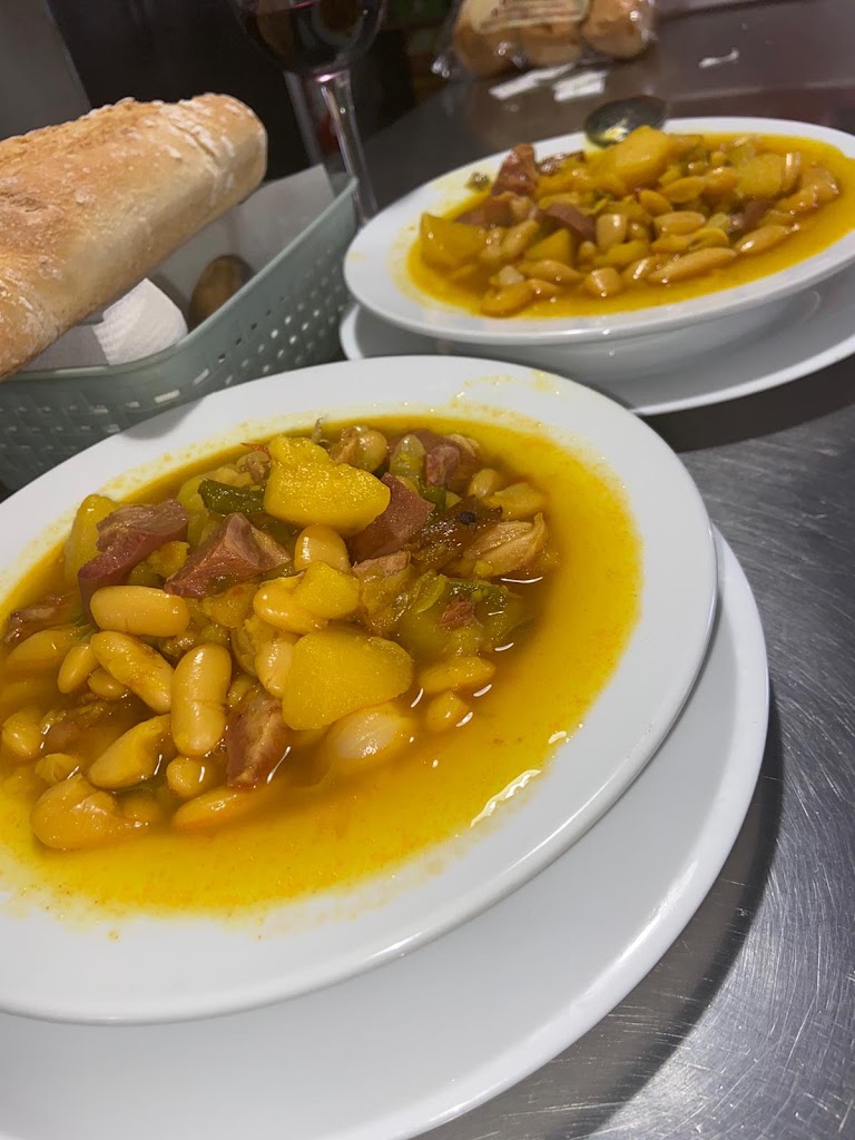 Bar Jarra y Sedal — Comida y bebida
