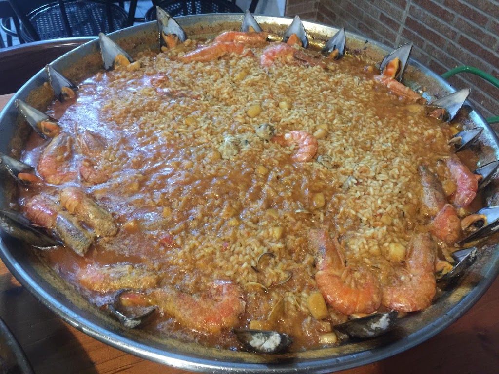 BAR LA CACHARRERA — Comida y bebida