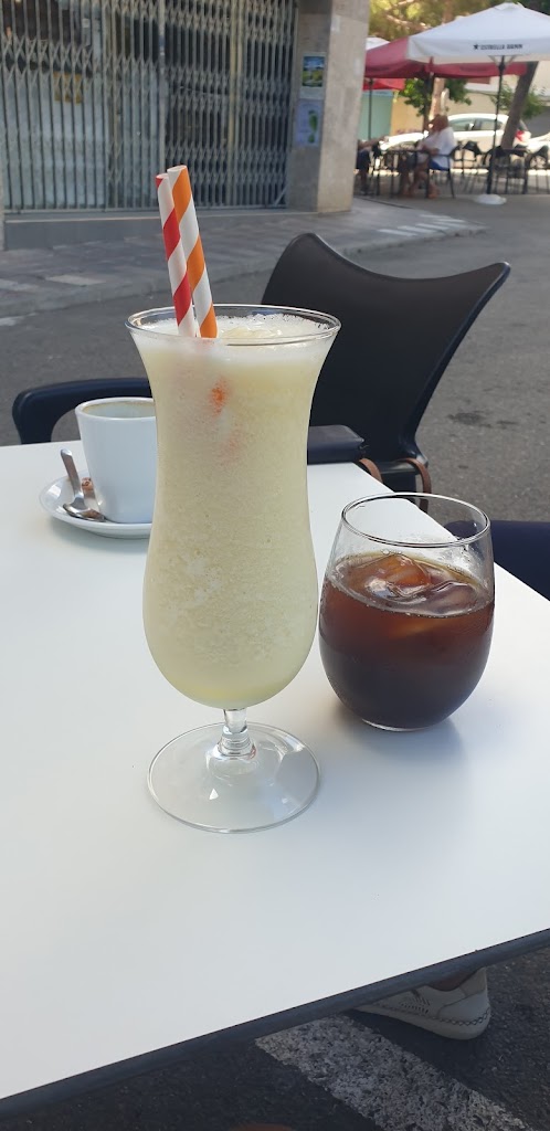 Cesar cafe & Bar — Comida y bebida