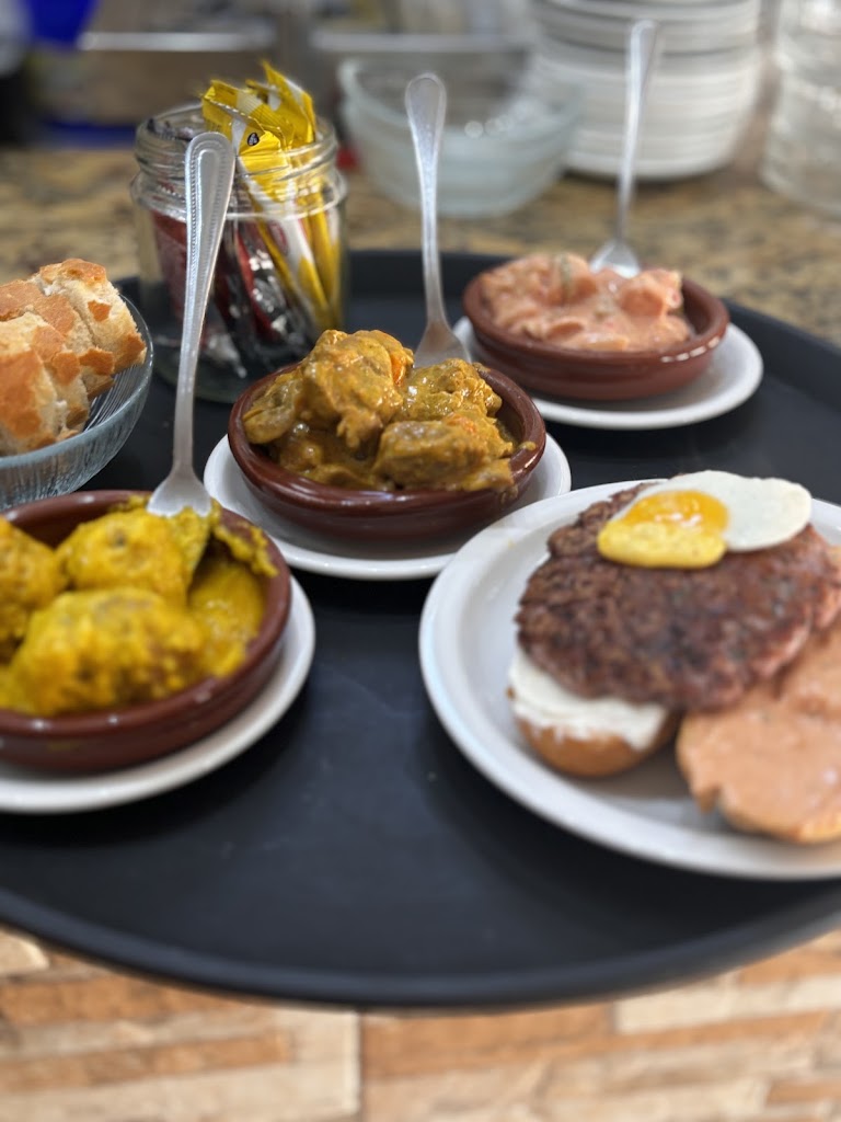 Bar Manolo el del Capote — Comida y bebida
