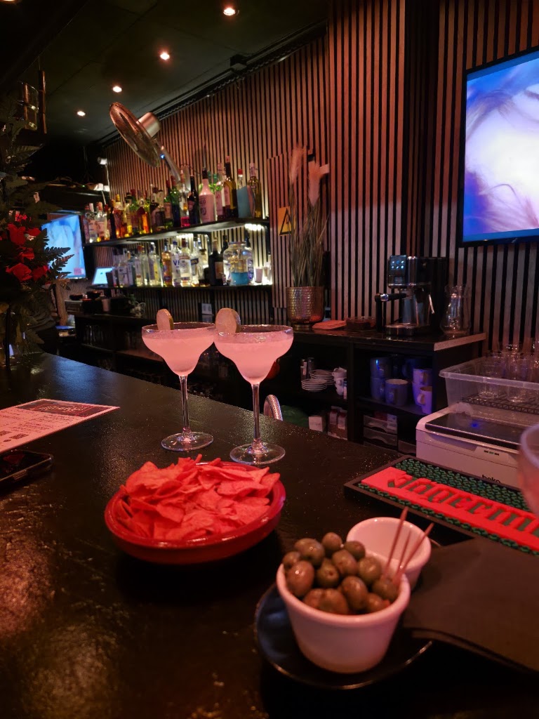 3 Monkeys Torremolinos — Comida y bebida