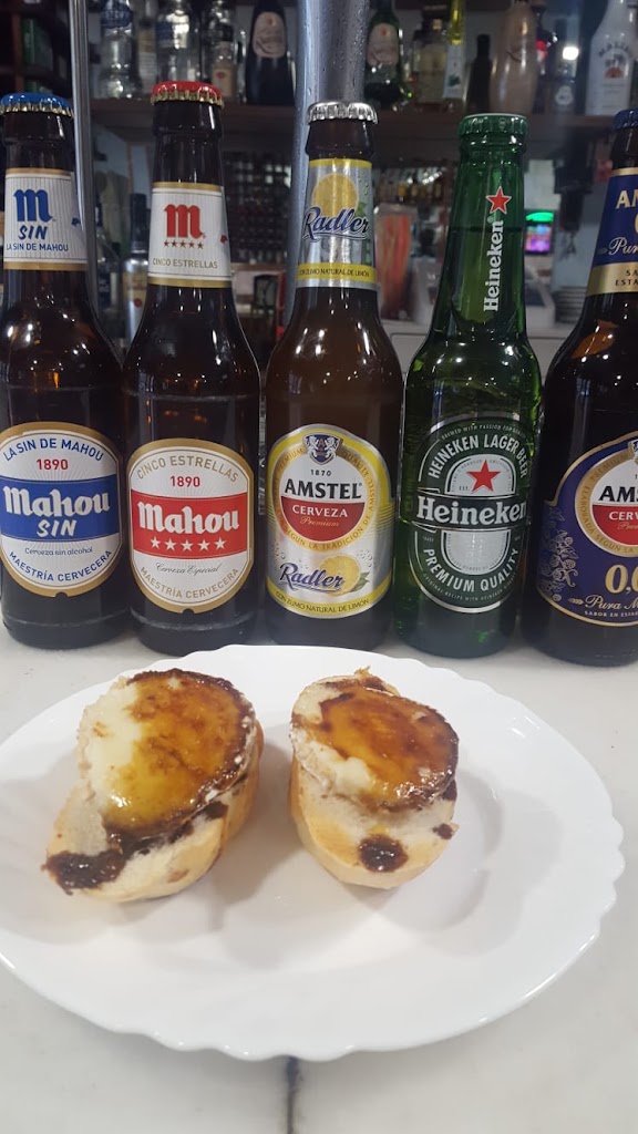 Cafe Bar Austria — Comida y bebida