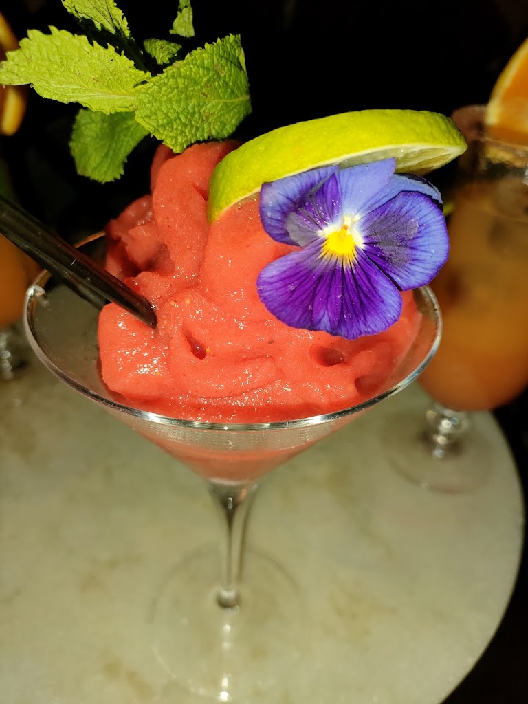 Ruby's Bar At Queenz — Comida y bebida