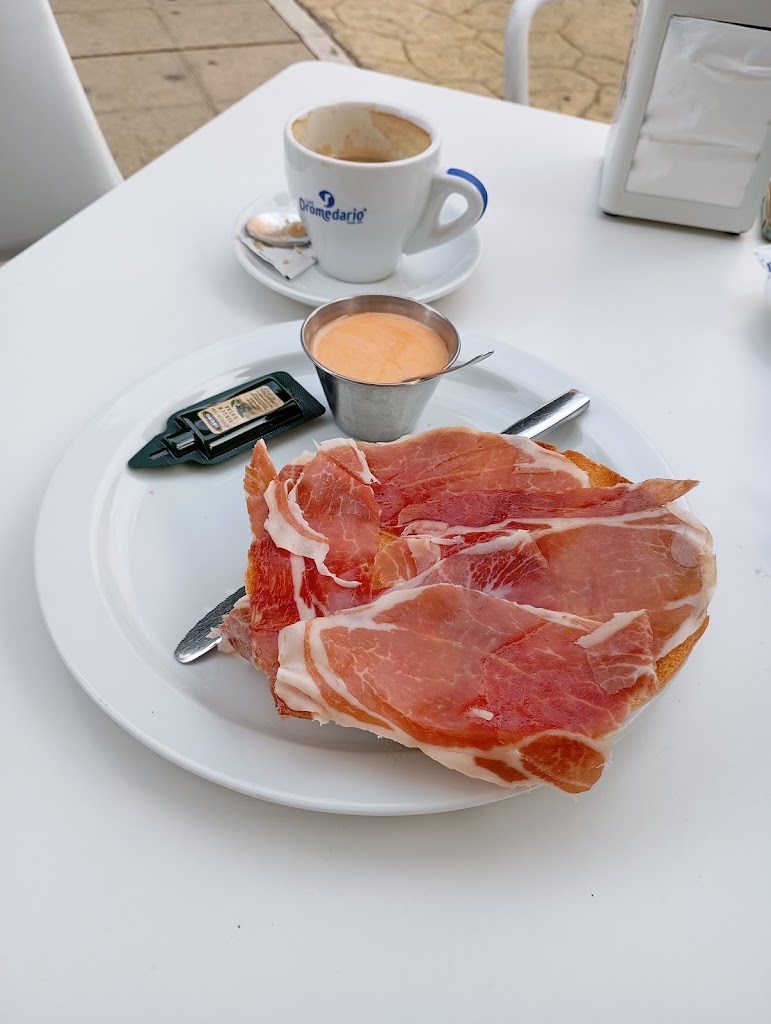 Lobo Lopez Cafe y Copas — Comida y bebida