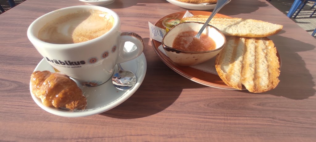 Pin&Pon Coffee&Lunch — Comida y bebida