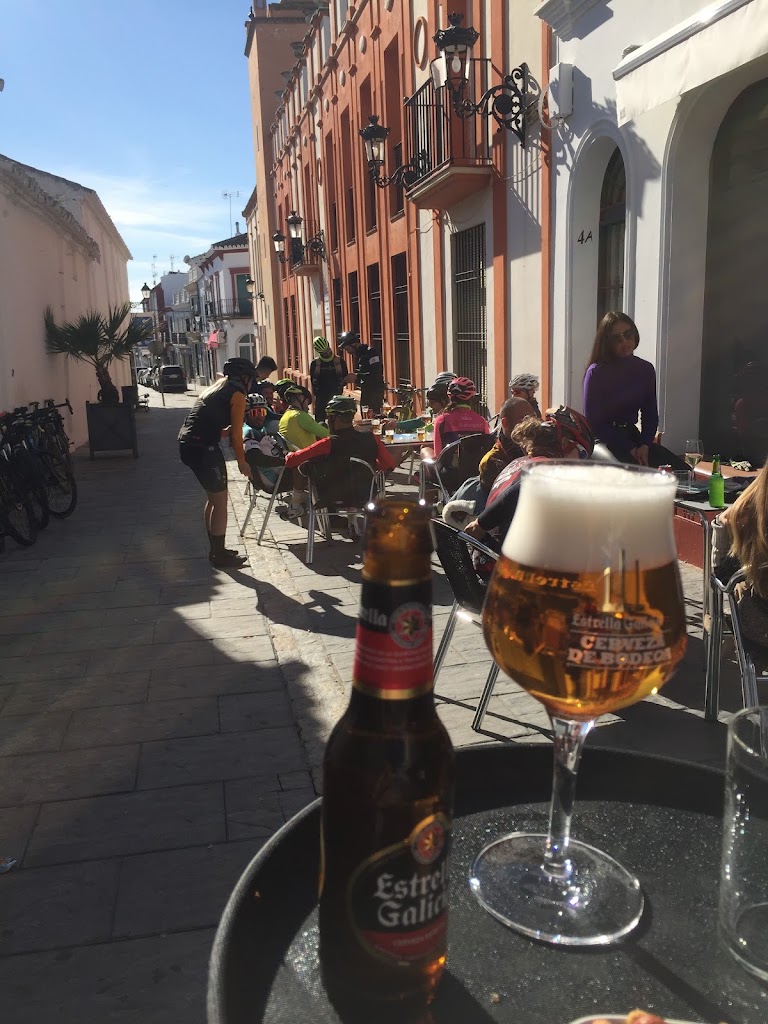 Cafeteria Bar La Antigua — Comida y bebida