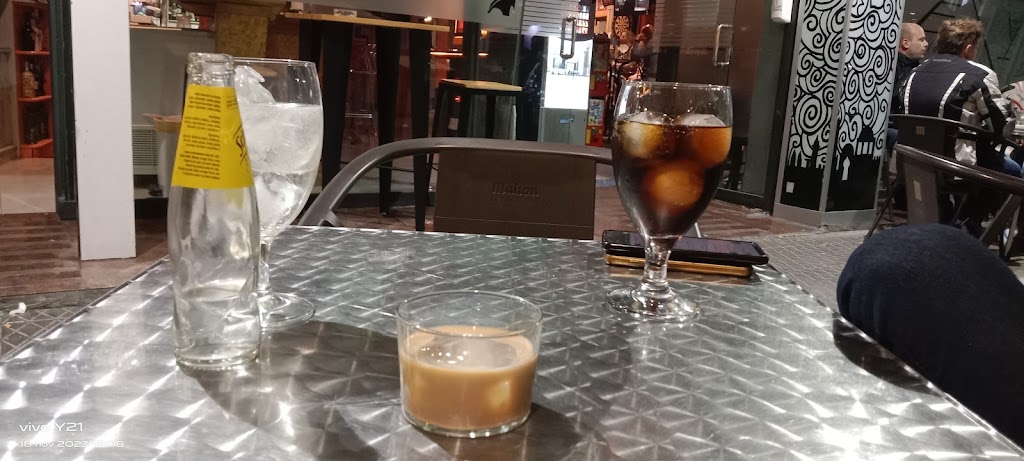Pub Casablanca — Comida y bebida
