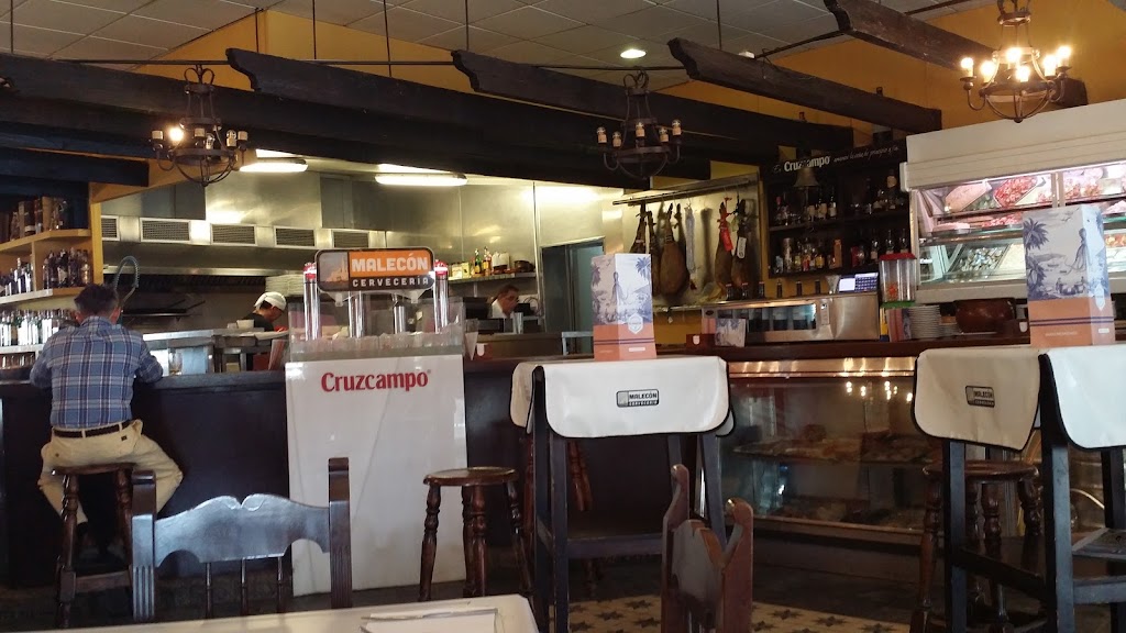 El Malecon Restaurante — Ambiente