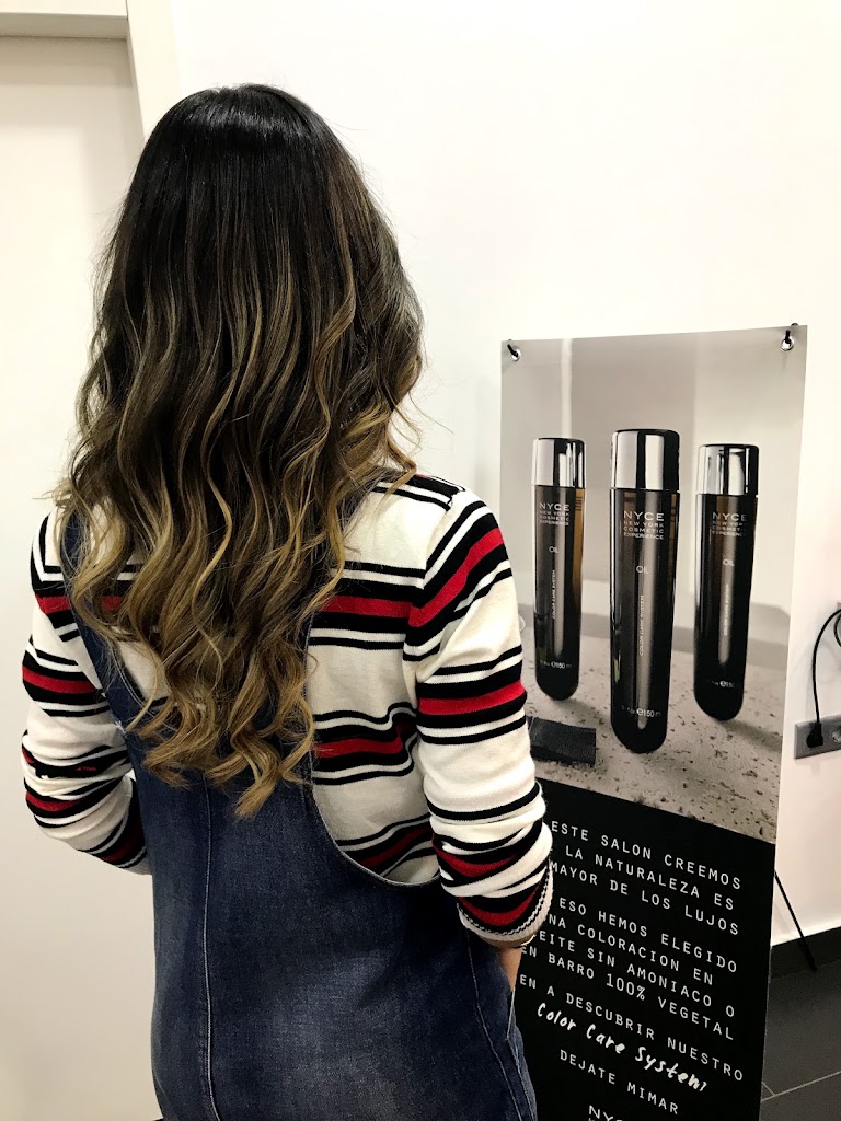 PELUQUERIA Y ESTETICA ESSENCIAL — Del propietario
