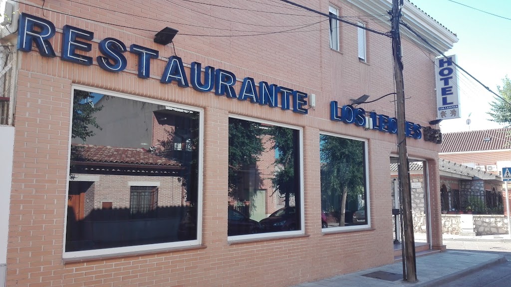 Hotel Los Leones, El mas cercano al Parque Warner. — Exterior