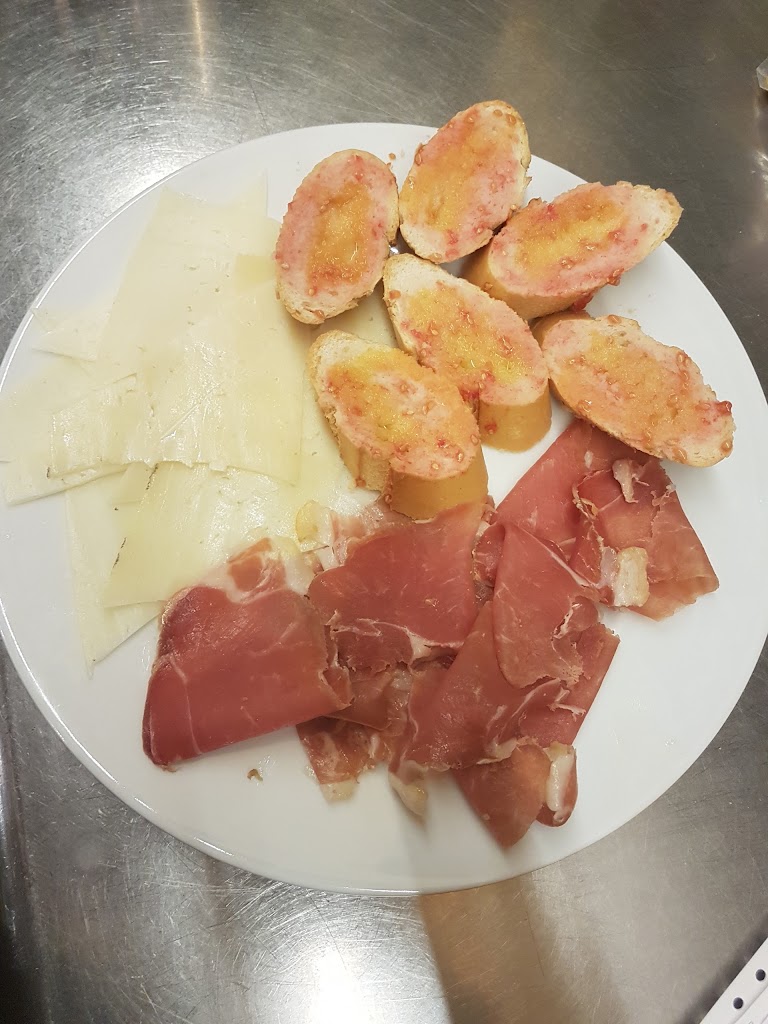Bar casal Can Tries Caps — Comida y bebida