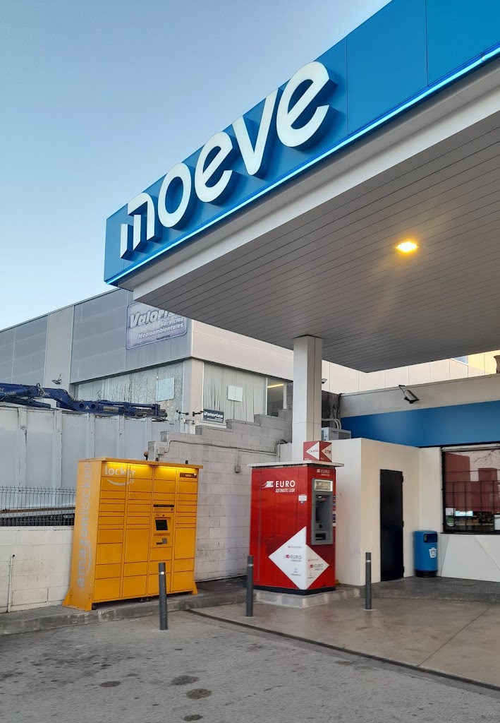 Estacion de servicio Moeve, antes Cepsa — Exterior