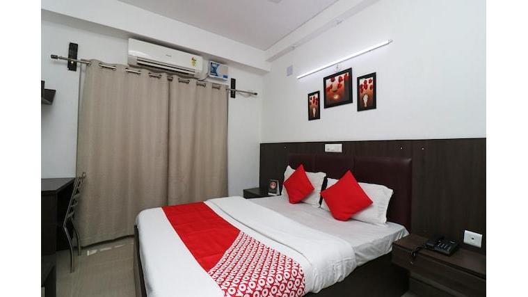 Oyo 33021 Park Plaza
