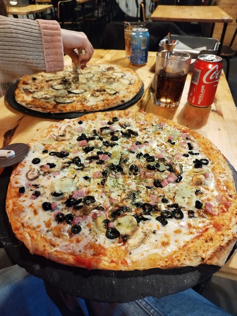 Pizzeria Trozo — Comida y bebida