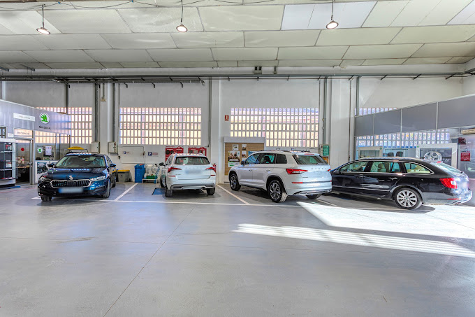 AUTOCAM UNITED | Taller i Recanvis MG | Vilafranca del Penedes — Del propietario