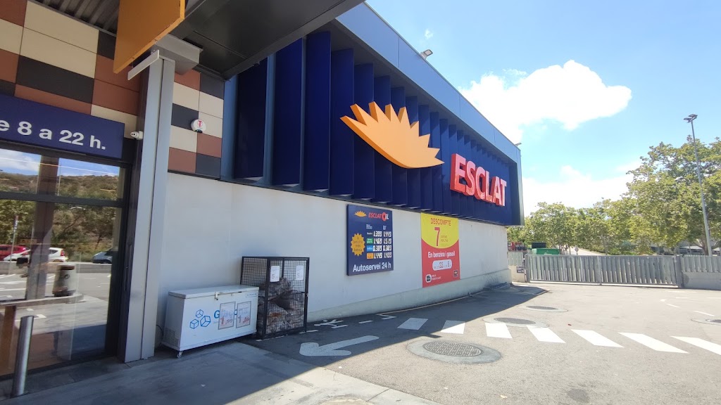 Gasolinera EsclatOil — Exterior
