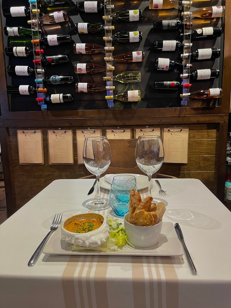 Neska Polita Vinoteca — Comida y bebida
