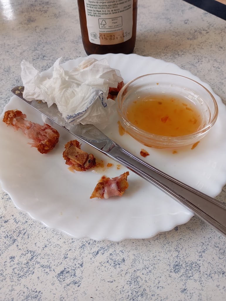 Bar Las Perdices III — Comida y bebida