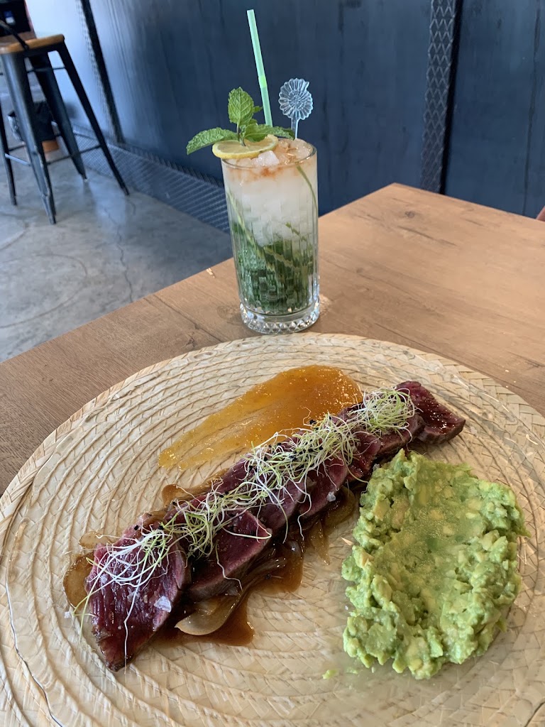 La Mentira GastroBar & Drinks Cocina Fusion — Comida y bebida