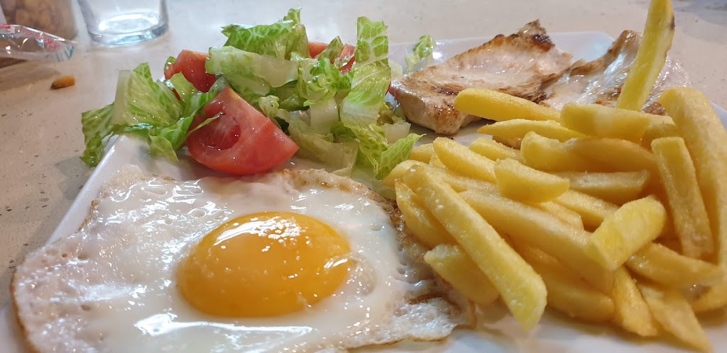 Cafe El Roble Bar — Comida y bebida