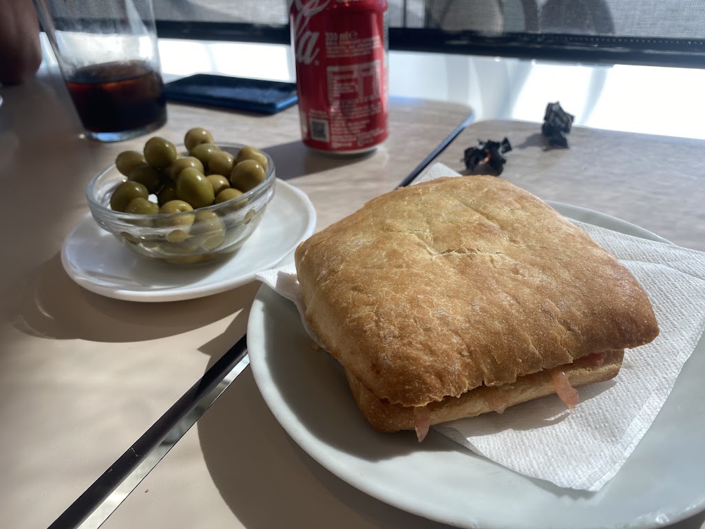 Bar cafeteria La Para — Comida y bebida