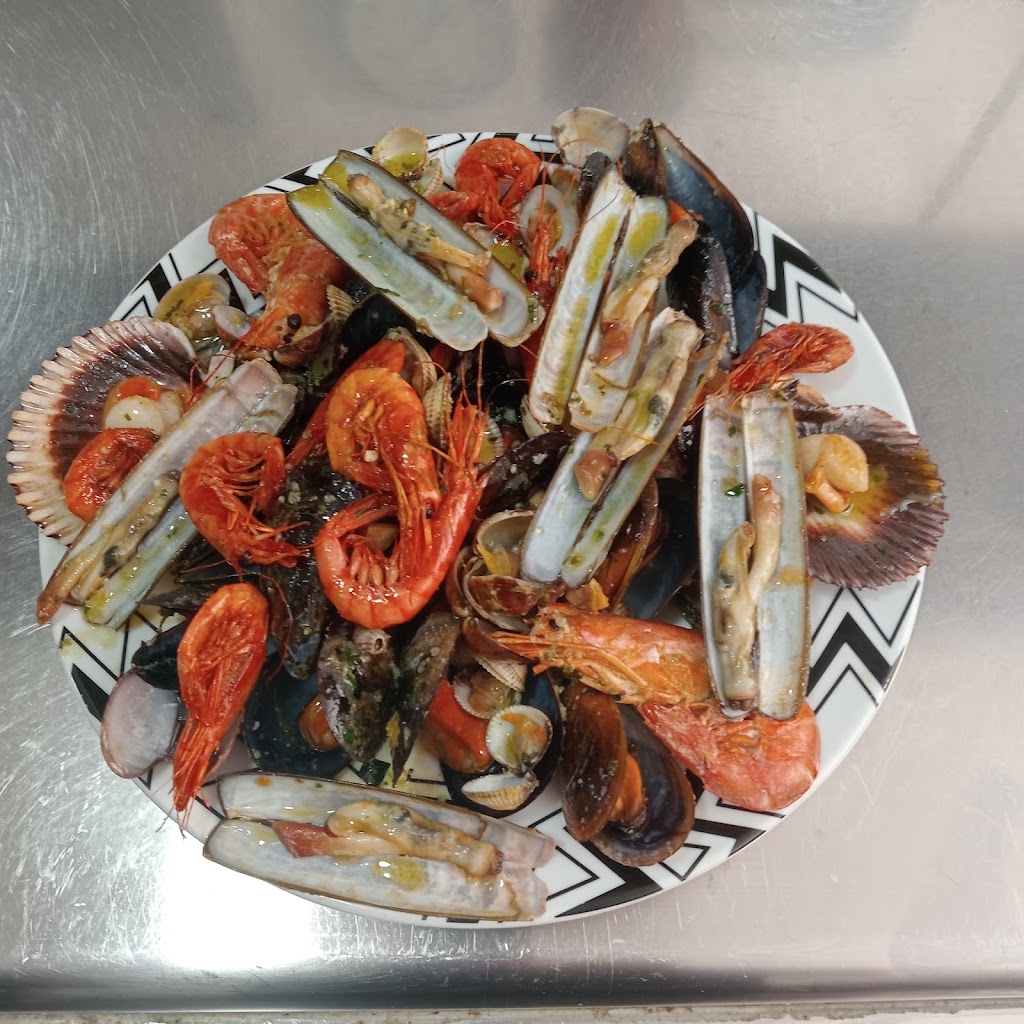 La Marina Bar Restaurante — Comida y bebida