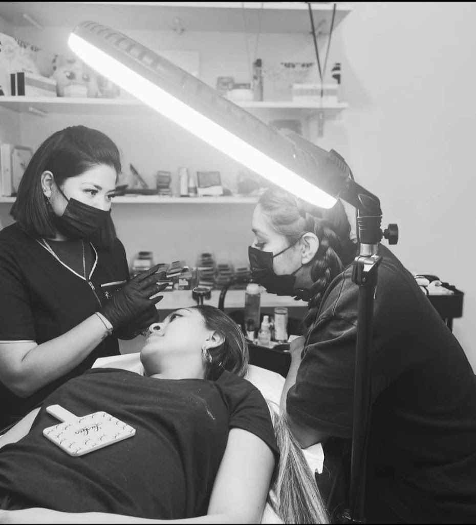 Deep look lashes & brows