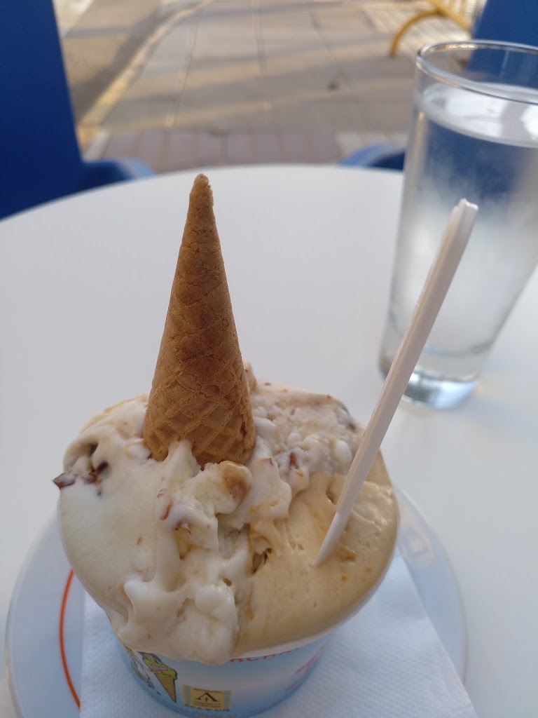Heladeria-Turroneria — Comida y bebida
