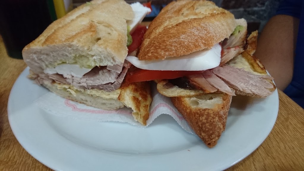 Bar Cafeteria Dominguez — Comida y bebida