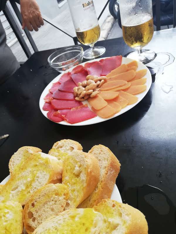 Bar cafeteria los 3 hermanos — Comida y bebida