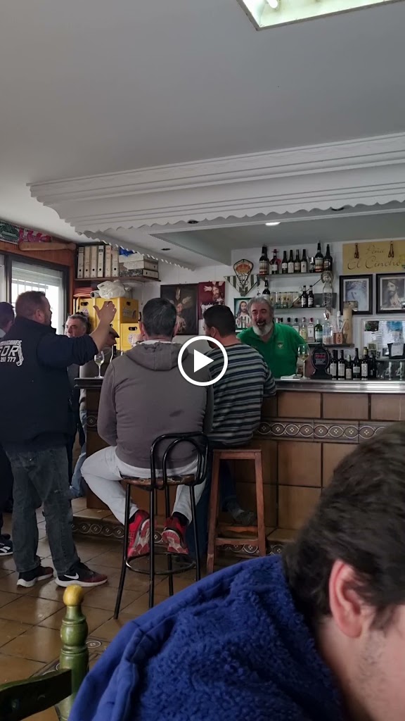 Pena El Cincho camarero El Palomo — Ambiente