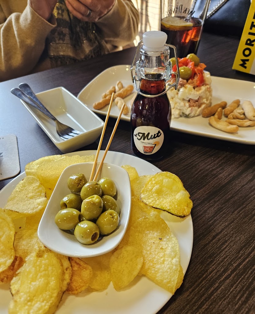 El Mut Vermuteria — Comida y bebida
