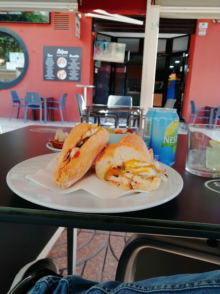 Eclipse cafe bar — Comida y bebida