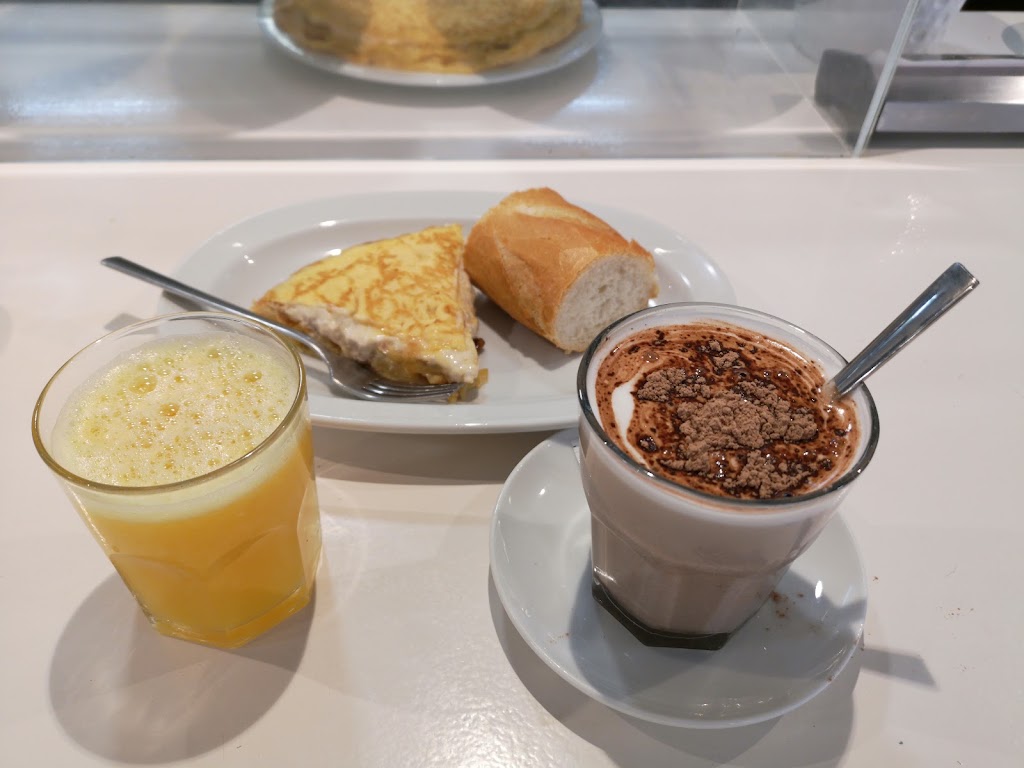 El Molino-Cafe, Bar y Restaurante — Comida y bebida