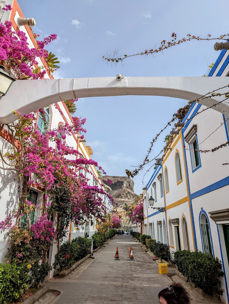 Aparcamiento del Puerto de Mogan.