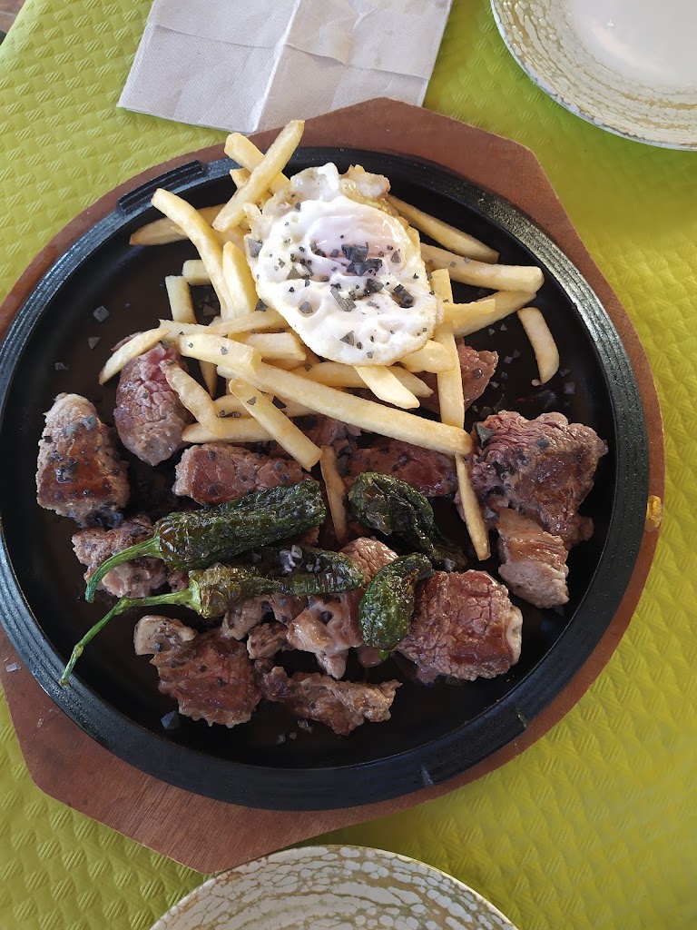 El Refugio — Comida y bebida