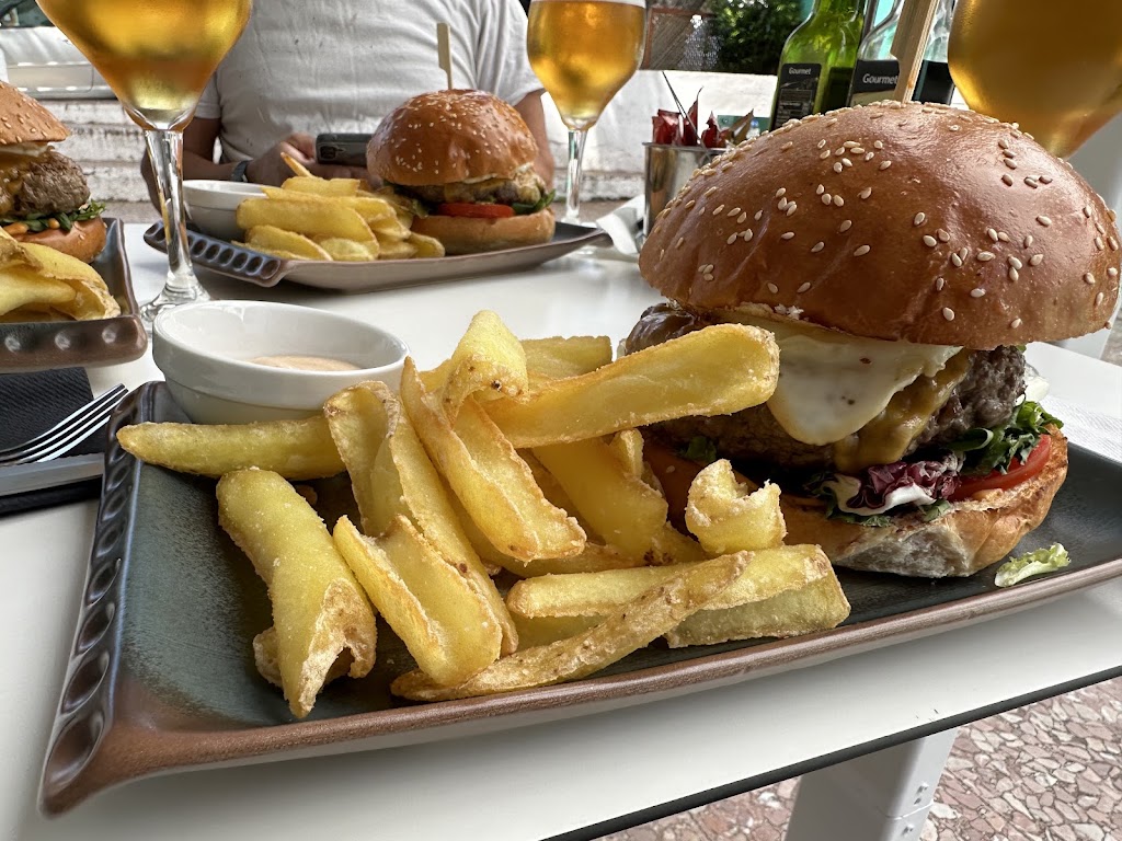 La Mona Gastro Bar — Comida y bebida